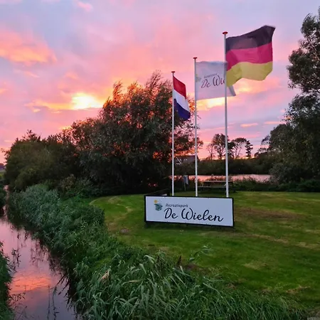 549 Op Recreatiepark De Wielen シャレー